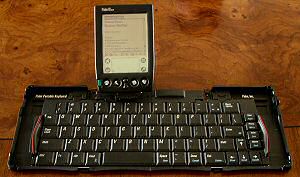 Palm IIIxe mit ausgebreiteter Tastatur